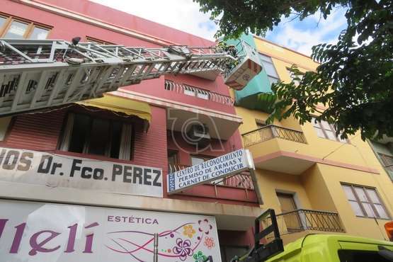 Intervención de los bomberos en el número 40 de la Avenida de la Constitución en Los Llanos de Telde/TA.
